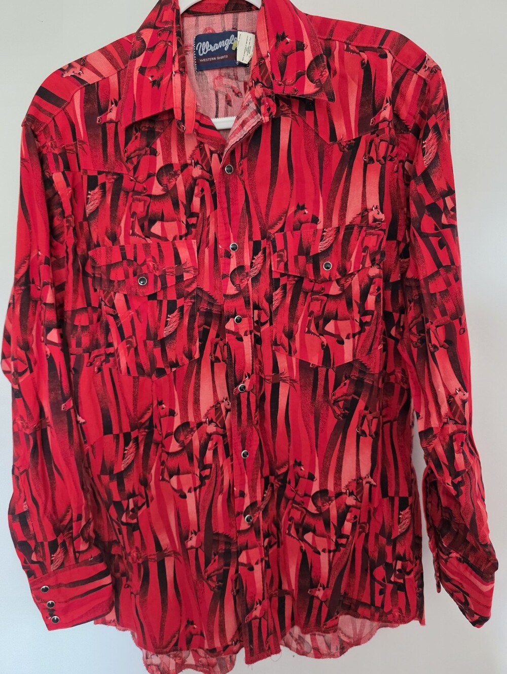 90s ‘Wrangler’ Abstract Horse Print Red Pearl Snap Shirt MediumLong Sleeve
